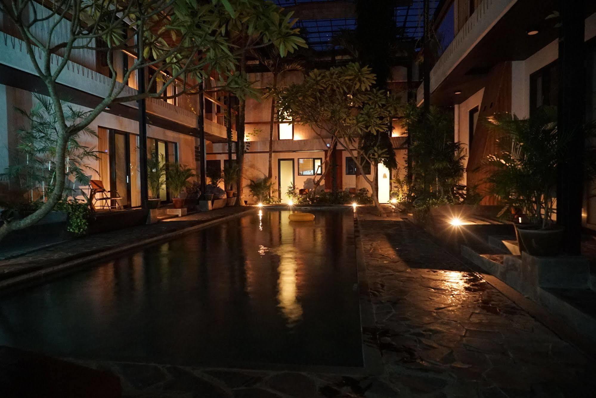 เอาต์โพสต์ อูบุด เปเนสตานาน โคเวิร์กกิง แอนด์ โคลีฟวิง Hotel ภายนอก รูปภาพ
